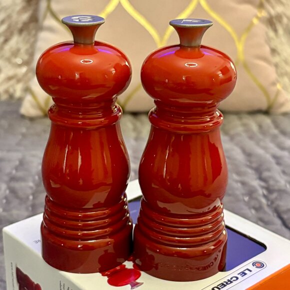 Le Creuset Cerise Red Petite Salt & Pepper Mill Set • New in Box - Picture 1 of 7